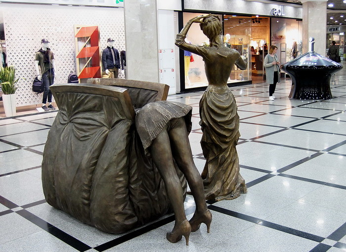 Памятник женской сумочке в Екатеринбурге