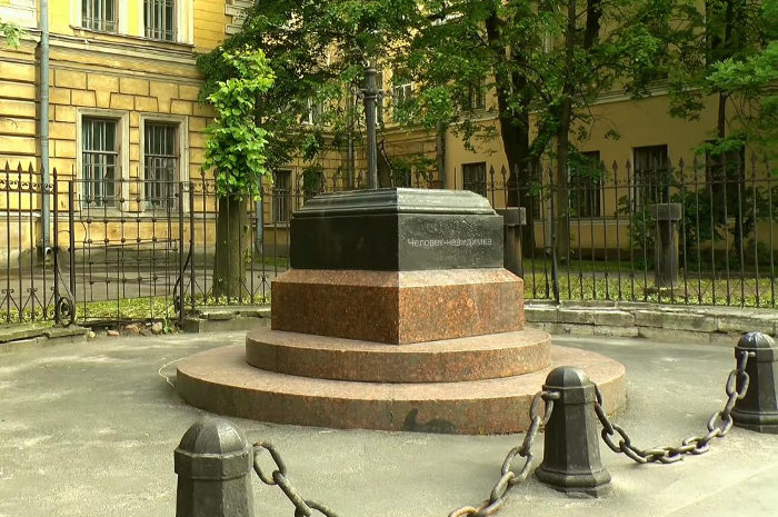 Памятник Человеку-невидимке в Санкт-Петербурге